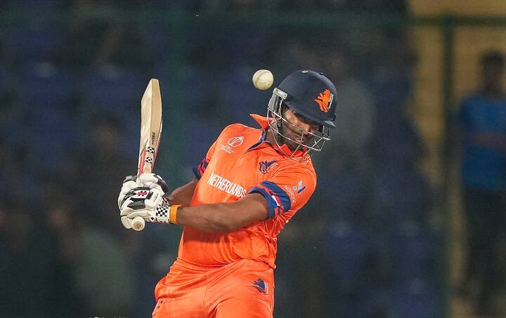 नेदरलँड संघातील भारतीय वंशाचा खेळाडू तेजा निदामनुरु 2018 पर्यंत न्यूझीलंडमध्ये साधारण क्रिकेट खेळत होता. प्रोफेशनली खेळण्याची संधी न मिळाल्याने त्याने नोकरी करण्याचा निर्णय घेतला. तो नेदरलँडमध्ये कॉर्पोरेट नोकरी करू लागला, तरीही त्यासोबत तो क्रिकेट देखील खेळत राहिला. यानंतर 2022 मध्ये त्याला पहिल्यांदा नेदरलँड संघात प्रवेश मिळाला. असं असताना तो अजूनही कॉर्पोरेट क्षेत्राशी निगडीत आहे.