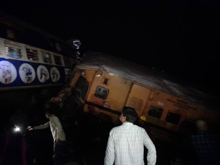 Andhra Pradesh Train Derails Passenger train derails near Vizianagaram Andhra Pradesh Train Derail: आंध्र प्रदेश में दो ट्रेनों में टक्कर, 6 की मौत, कई घायल, पीएम मोदी ने किया मुआवजे का ऐलान