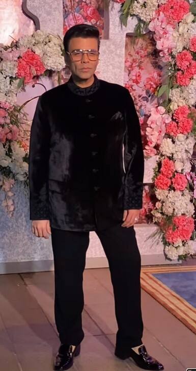 इस पार्टी में मशहूर फिल्ममेकर्स करण जौहर ने भी शिरकत ली. इस दौरान वह ऑल ब्लैक लुक में काफी हैंडसम लग रहे थे.