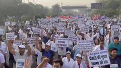 ड्यूटी के दौरान अपने साथ होने वाली हिंसा के खिलाफ सड़क पर उतरे डॉक्टर्स, दी ये चेतावनी