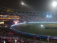 Photos: भारत-इंग्लैंड मैच के दौरान इकाना स्टेडियम की बिजली गुल, दर्शकों ने जलाई मोबाइल की टॉर्च
