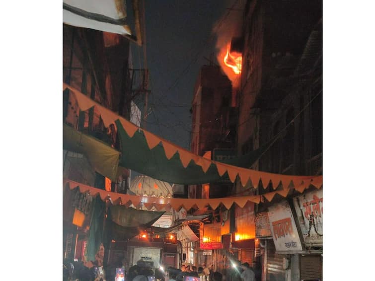latur kapad galli cloth shop fire breaks out at three storey shop news update Latur Fire : लातूरमधील कापड गल्लीतील तीन मजली दुकानाला भीषण आग, सर्व माल जळून खाक