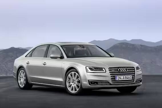 Audi A8 Lને ત્રીજા નંબર પર ખરીદી શકાય છે. આ એક લક્ઝરી કાર છે જે પ્રીમિયમ કેબિન સાથે આવે છે, જેની તમામ સીટો મસાજ ફિચર સાથે આવે છે. તેને 1.29 કરોડ એક્સ-શૉરૂમની પ્રારંભિક કિંમત સાથે ખરીદી શકાય છે.