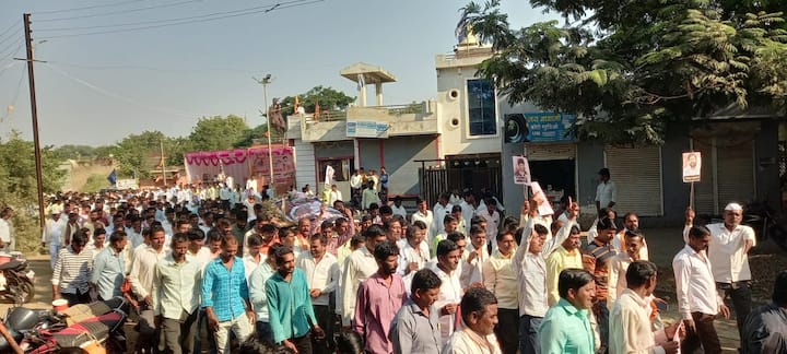 मराठा आरक्षणाच्या मागणीसाठी मराठा समाजाचे आजी माजी आमदार, खासदारसह महाराष्ट्र सरकारचा तिरडी गावामध्ये काढुन अंत्यसंस्कार करण्यात आले.