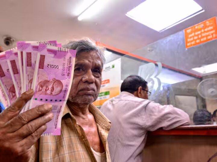 1 नवंबर को कन्नड़ राज्योत्सव, कुट, करवा चौथ के कारण कर्नाटक, मणिपुर और हिमाचल प्रदेश में बैंक बंद रहेंगे. 10 नवंबर को वंगाला महोत्सव के कारण अगरतला, देहरादून, गंगटोक, इंफाल, कानपुर और लखनऊ में बैंक बंद रहेंगे.