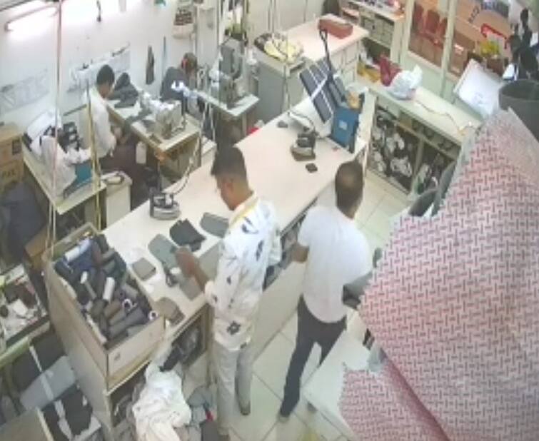 Youth from Vadodara dies of heart attack in Kuwait Video: વડોદરાના યુવકનું કુવૈતમાં હાર્ટ એટેકથી મોત, મોતનો ચોંકાવનારો વીડિયો આવ્યો સામે