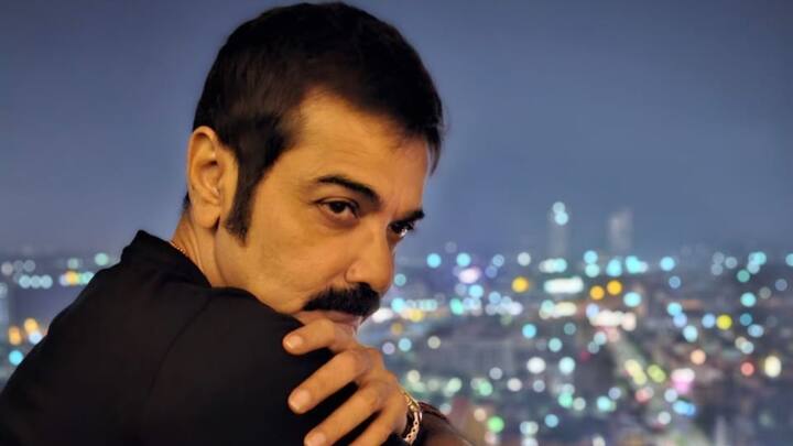 প্রসেনজিৎ বলছেন, 'এটা করতে গিয়ে আমারও কেরিয়ারে এমন সময় গিয়েছে যখন ২ বছর আমায় কেউ কমার্শিয়াল ছবিতে নেয়নি। কিন্তু তখন আমি ২টো বুদ্ধদেব দাশগুপ্তের ছবিতে অভিনয় করেছি। টরেন্টো ফেস্টিভ্যালে আমার ছবি মনোনীত হয়েছে, রেড কার্পেটে গিয়েছি।'