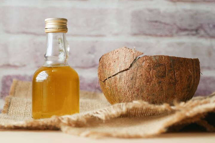 முகப்பரு, கரும்புள்ளிகளுக்கு தேங்காய் எண்ணெய் ஒரு அருமருந்தாக இருக்கிறது. acne vulgaris எனப்படும் பாதிப்பை குணப்படுத்துகிறது. தேங்காய் எண்ணெய் பூஞ்சை எதிர்ப்பு குணங்கள், பாக்டீரியா எதிர்ப்பு பண்புகள் என இரண்டையும் ஒருசேர கொண்டுள்ளது.