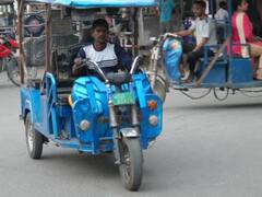 क्या आप जानते हैं सड़क पर हर तरफ दिखने वाला एक ई-रिक्शा कितने रुपये का आता है?