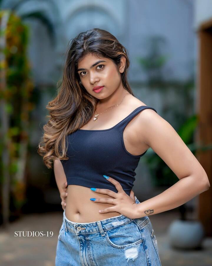 హైపర్ ఆది టీంలో లేడీ కమెడియన్ గా ఎంట్రీ ఇచ్చి కామెడీ తో పాటు గ్లామర్ తోనూ అదరగొట్టింది.