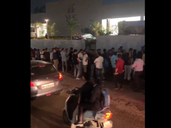 Viral Video Pune residents queue up for eight hours to buy 2 crore rupees apartments Pune Apartment: किसी बैंक के बाहर नहीं, पुणे में 2 करोड़ का अपार्टमेंट खरीदने के लिए लगी 8 घंटे की लंबी लाइन!