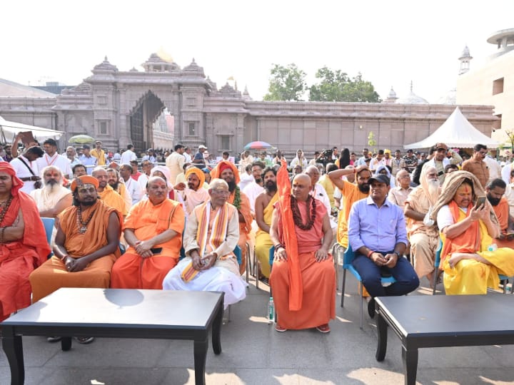 Kashi Vishwanath Darbar: काशी विश्वनाथ धाम लोकार्पण के बाद दिन पर दिन दरबार में दर्शन करने वाले श्रद्धालुओं की संख्या बढ़ती जा रही है. इस दौरान दरबार में हजारों की संख्या में वनवासी लोग भी पहुंचे.