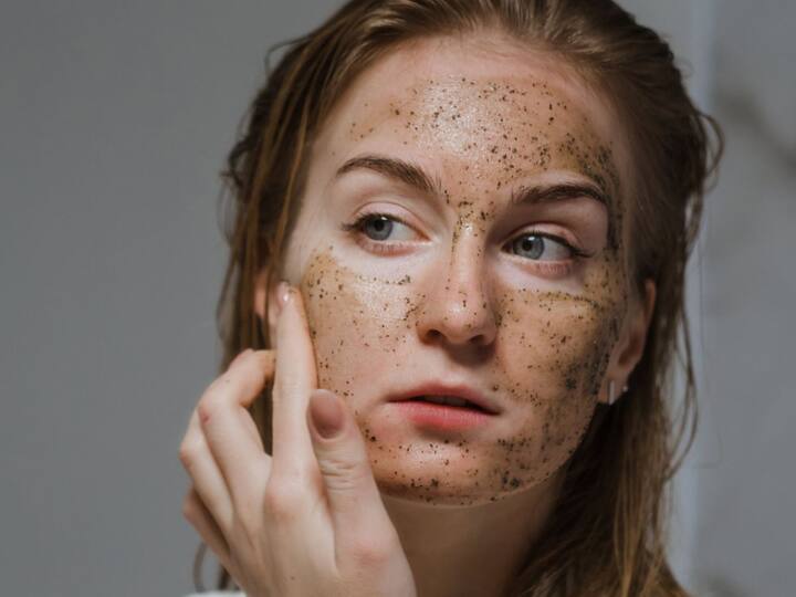 স্কিন ডিটক্সিফিকেশনের ক্ষেত্রে মূল লক্ষ্য হল ত্বকের গভীর স্তর পর্যন্ত আর্দ্র ভাব বজায় রাখা। আর তার সঙ্গে ত্বকের একদম অভ্যন্তর থেকে জমে থাকা নোংরা বের করে আনা।