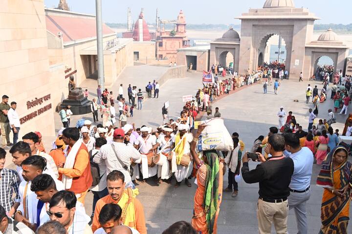 काशी विश्वनाथ मंदिर प्रशासन की तरफ से सभी का स्वागत किया गया.इसके अलावा इन सभी लोगों को भोजन भी उपलब्ध कराया गया.