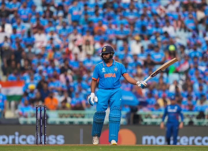 அந்த வகையில் அதிரடியாக ஆடிய அவர் இன்றைய போட்டியின் 21வது ஓவரில் அடில் ரஷித் வீசிய பந்தில் பவுண்டரி அடித்ததன் மூலம் 18,000 ரன்களை கடந்த 5 வது இந்திய வீரர் என்ற பெருமையை பெற்றார்.