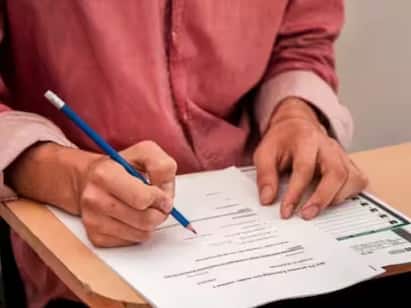 Karnataka bans all forms of head cover in recruitment exams know more details here தலையை மறைக்கும் ஆடைகளுக்கு தடை.. அரசு தேர்வாணையம் சொல்வது என்ன?