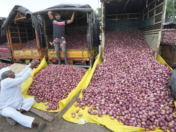 Onion Price Hike in Delhi NCR 65 to 80 rupees per KG due to low supply Onion Price Hike: नहीं थम रहे प्याज के बढ़ते दाम, दिल्ली में 80 रुपये किलो पहुंचा भाव; जानें सरकार का प्लान  