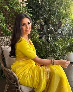 Katrina Kaif Pics: माथे पर बिंदी लगाकर येलो साड़ी में कहर ढहाती दिखीं कैटरीना कैफ, खूबसूरती देख बेस्टी आलिया ने किया ये कमेंट