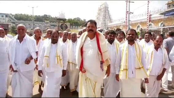 YSRCP MLA MP 93 Members At Tirumala Darshan: నాయకుల తీరుపై భక్తుల ఆగ్రహం