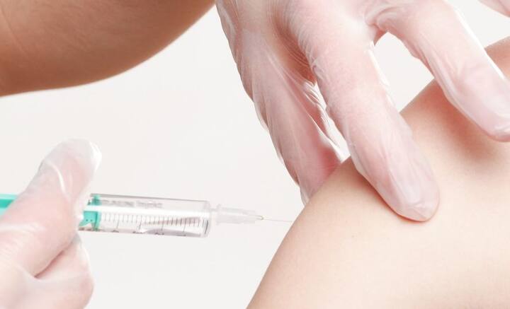 করোনার সময় টিকা নিতে দলে দলে গিয়ে ভিড় করতেন। করোনা থিতিয়ে এলেও রোগভোগ লেগেই রয়েছে। ওষুধ-ইঞ্জেকশনের পালাও তাই চলছে।