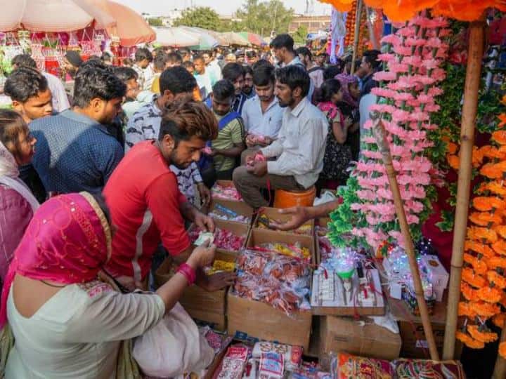 There will be huge shopping on Diwali!  It is estimated that the business in the country will be around Rs 3.5 lakh crore.