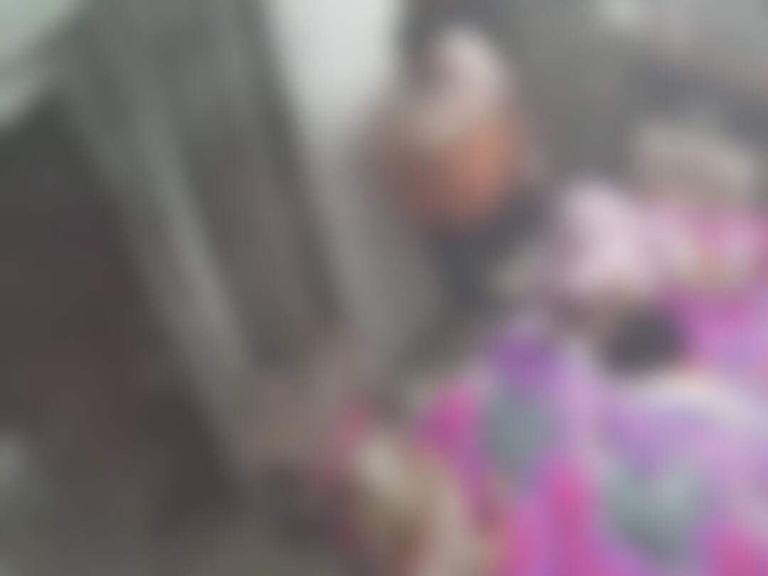 Shocking Video: படுக்கையில் ஏன் சிறுநீர் கழித்தாய்? வயதான தாயை ஈவு இரக்கமின்றி கொடூரமாக தாக்கிய மகன்...பகீர் வீடியோ!