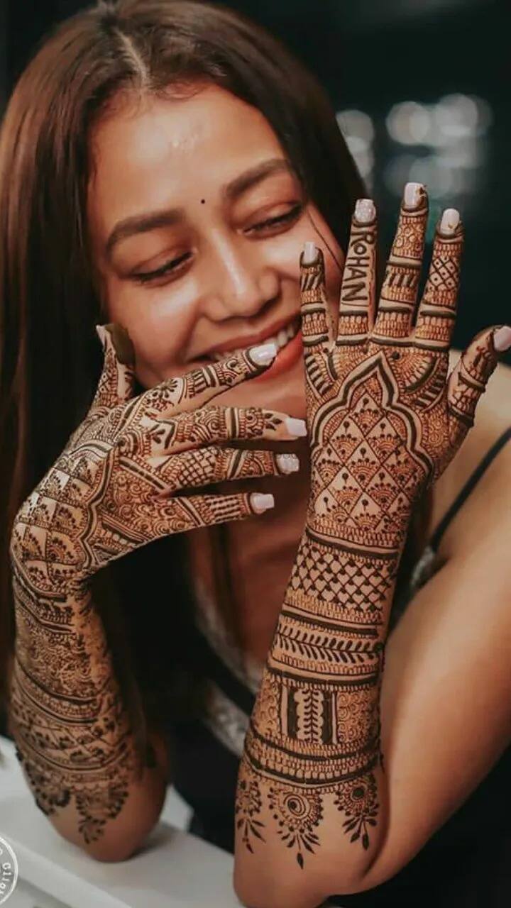 करवा चौथ के मौके पर इस तरह की मेहंदी भी बहुत खूबसूरत लगती है. ऐसे में आप अपने पति का नाम इसमें छुपाने के लिए एक फिंगर का इस्तेमाल कर सकती हैं. आप रिंग फिंगर पर अपने हस्बैंड का नाम लिख सकती हैं. जैसे इस तस्वीर में नेहा कक्कड़ ने अपने पति रोहन का नाम अपनी रिंग फिंगर पर लिखा हुआ है.