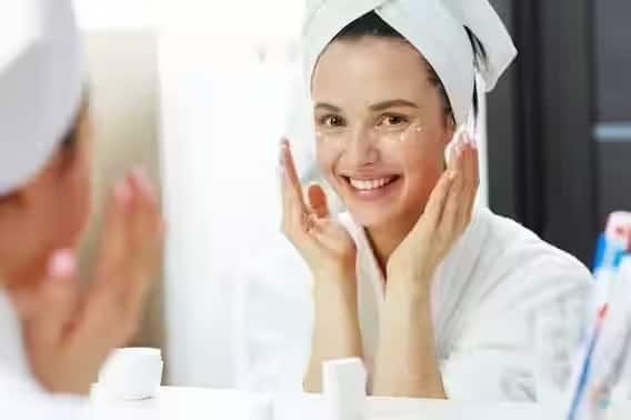 Skin Care Tips how to do step by step face clean up at home marathi news Skin Care Tips : सणासुदीच्या दिवसांत तुमच्या चेहऱ्यावरचा ग्लो वाढवायचाय? 'या' सोप्या पद्धतींनी घरच्या घरी त्वचेची काळजी घ्या
