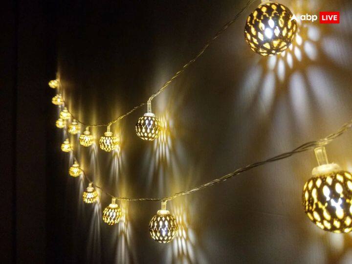 दिवाली अंधकार पर प्रकाश की जीत का पर्व है. ऐसे में रौशनी के इस त्योहार में घर का कोई भी कोना अंधकार में नहीं रहना चाहिए. इसके घर की टाइट, ब्लब खराब हैं तो उन्हें भी ठीक करवा लें. दिवाली पर अंधेरा होने से देवी लक्ष्मी रूठ जाती हैं.