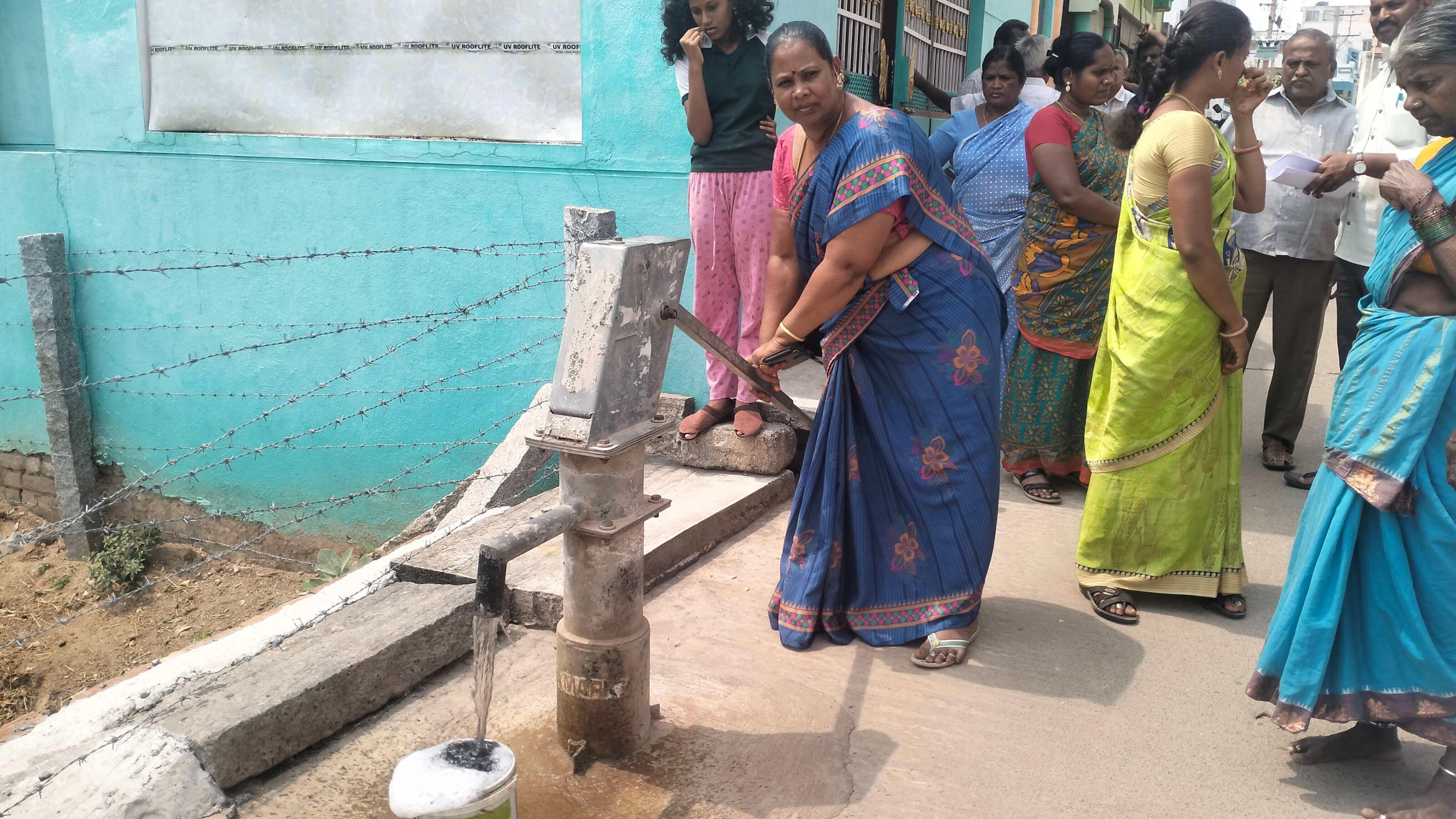 குடிநீருடன் கலந்து வரும் சாக்கடை நீர்..வீசும் துர்நாற்றம் - தருமபுரியில் மக்கள் அவதி