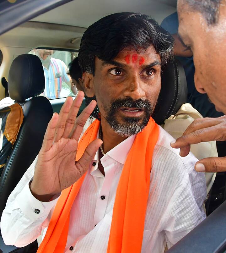 सोलंके ने जरांगे पर स्पष्ट रूप से कटाक्ष करते हुए कहा, ‘‘वह व्यक्ति, जिसने ग्राम पंचायत तक का चुनाव नहीं लड़ा है, आज एक चतुर व्यक्ति बन गया है.’’ वहीं, सोलंके ने एक समाचार चैनल से कहा कि घटना के समय वह माजलगांव में थे. विधायक ने कहा, ‘‘आंदोलनकारियों ने मेरे आवास को चारों ओर से घेर लिया और कोई भी सुनने को तैयार नहीं था. मेरे घर पर पथराव किया गया और वाहनों को भी आग लगा दी गई. मैं मराठा आरक्षण की मांग के साथ खड़ा हूं. मैं मराठा समुदाय के समर्थन से चार बार चुनाव जीत चुका हूं और मैं एक मराठा विधायक हूं.’’