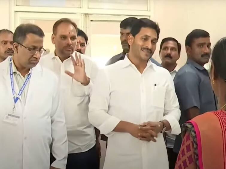 CM Jagan visits train accident victims in vizianagaram govt hospital CM Jagan News: విజయనగరం ఆస్పత్రికి సీఎం జగన్ - రైలు ప్రమాద బాధితులకు పరామర్శ