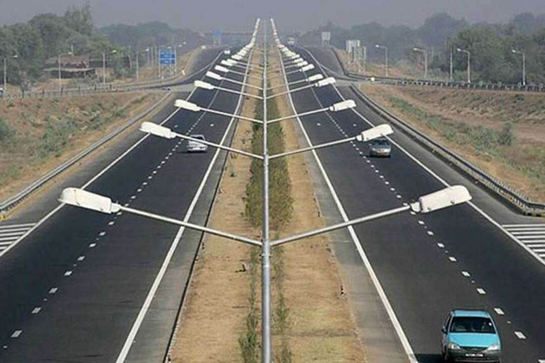 Accident on Mumbai Vadodara Highway due to negligence of the contractor farmer died of electric shock on the spot मुंबई वडोदरा महामार्गावरील दुर्घटना; ठेकेदाराच्या हलगर्जीपणामुळे शेतकऱ्याचा विजेचा शॉक लागून जागीच मृत्यू