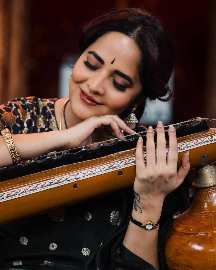 తాజాగా అనసూయ ఓ తెలుగు ఛానెల్ నిర్వహించిన అవార్డుల వేడుకలో పాల్గొన్నది. ఇందులో చక్కటి డ్యాన్స్ పర్ఫార్మెన్స్ ఇచ్చింది. Photo Credit: Anasuya Bharadwaj/Instagram