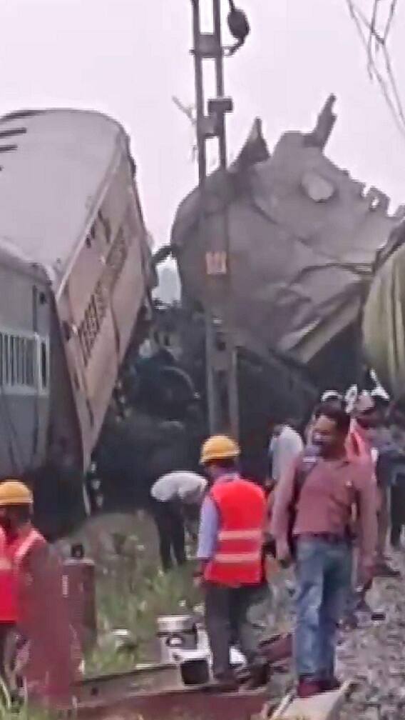 आंध्र प्रदेशात दोन ट्रेनचा भीषण अपघात...