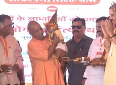 प्रयागराज में आयोजित दलित महासम्मेलन में शामिल हुए सीएम योगी आदित्यनाथ, बच्चे का कराया अन्नप्राशन