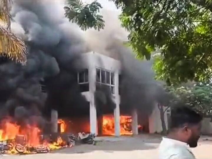 Maratha Reservation Protest Prakash Solanke Home Set Ablaze prashant bamb office Supriya Sule Eknath Shinde Ramdas Athawale Reacts Ten Points आगजनी, तोड़फोड़, आत्महत्या...महाराष्ट्र में मराठा आंदोलन के बीच बवाल, विपक्ष हमलावर, क्या बोले CM शिंदे | बड़ी बातें