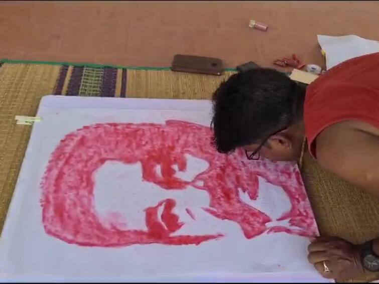 Coimbatore jewelry designer who created Kamal Haasan portrait with kisses TNN முத்தங்களால் உருவான கமல்ஹாசன் உருவப்படம் ; முத்த பரிசளிக்கும் நகை வடிவமைப்பாளர் அசத்தல் முயற்சி