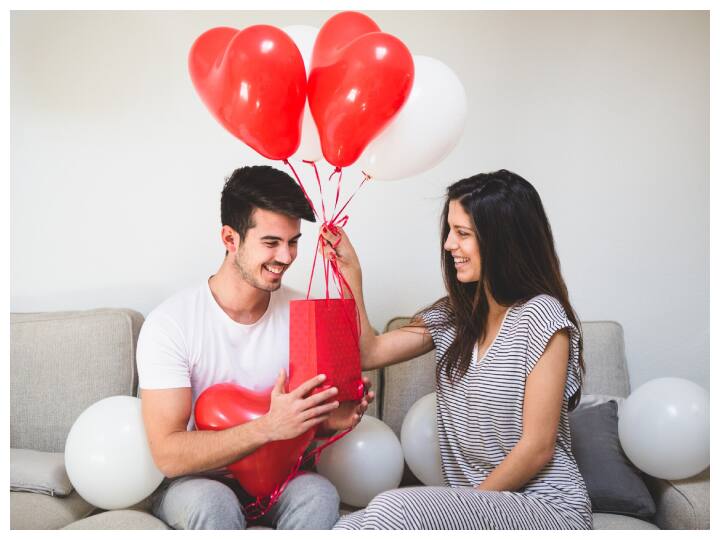 करवा चौथ के दिन अपनी पत्नी के लिए कोई खास तोहफा देना उन्हें बहुत प्रसन्न करेगा. चाहे आपका बजट कितना भी हो, आपका प्यार और भावना महत्वपूर्ण है.