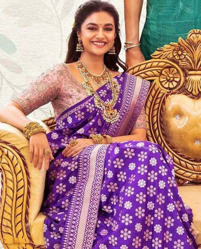 உங்கள் குடும்பத்தினரை இம்ப்ரெஸ் செய்ய வேண்டும் என்றால் பட்டு புடவையை தேர்வு செய்யலாம்.