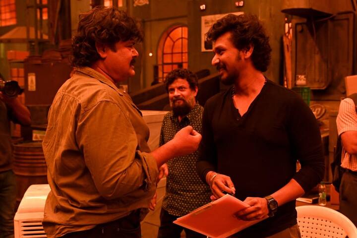 “லியோ என்பவர் நிஜமாகவே இறந்துவிட்டார்..அவரை கொன்றதே விக்ரம்தான், இப்போது இருக்கும் பார்த்திபன் ப்ளாக் ஸ்குவாட் மெம்பர், சத்தியமங்கலத்தின் காப்பகத்தில் வளர்ந்த சத்யா அமர் போன்ற ஒரு ஏஜண்ட், ஹரோல்ட் தாஸின் மகன்தான் ரோலக்ஸ், டில்லியின் அப்பாதான் வையாபுரி, லியோவும் டில்லியும் சிறுவயது நண்பர்கள், அனுராக் காஷ்யப் சாகவில்லை..இரண்டாம் பாகத்தில் அவர்தான் பெரிய வில்லன்.” என புது புது தியரியை ரசிகர்கள் பதிவிட்டு வருகின்றனர்.