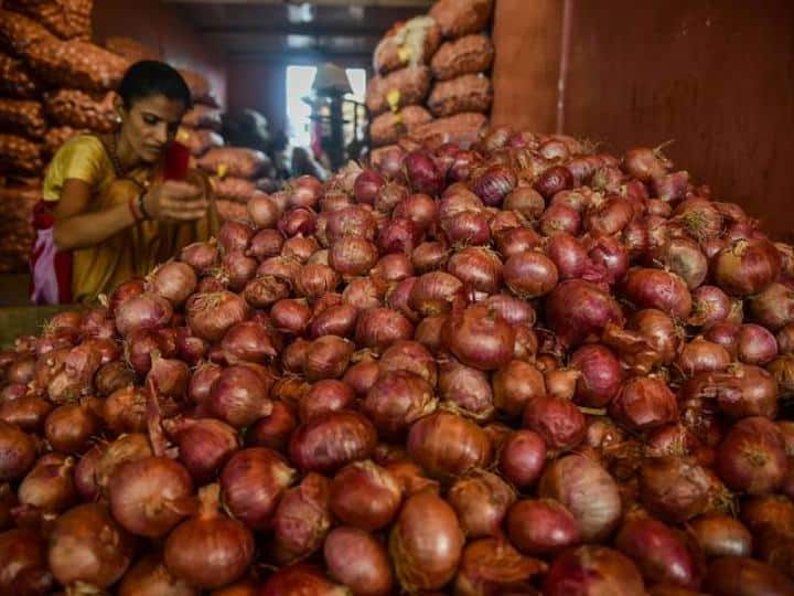 Onion Price Double in A Week Expect to reach at 150 rupees per KG Know Reason Onion Price Hike: टमाटर की राह पर चला प्याज, एक हफ्ते में दोगुनी हुई कीमत; 150 रुपये तक जा सकता है भाव 