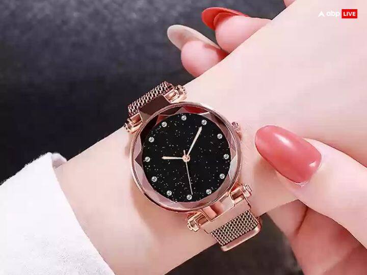 घड़ी का बंद होना वास्तु के अनुसार अशुभ माना गया है. ऐसे में दिवाली की सफाई के दौरान कोई भी पुरानी बंद घड़ी मिले तो उसे हटा लें, क्योंकि इससे मां लक्ष्मी नाराज हो सकती हैं.