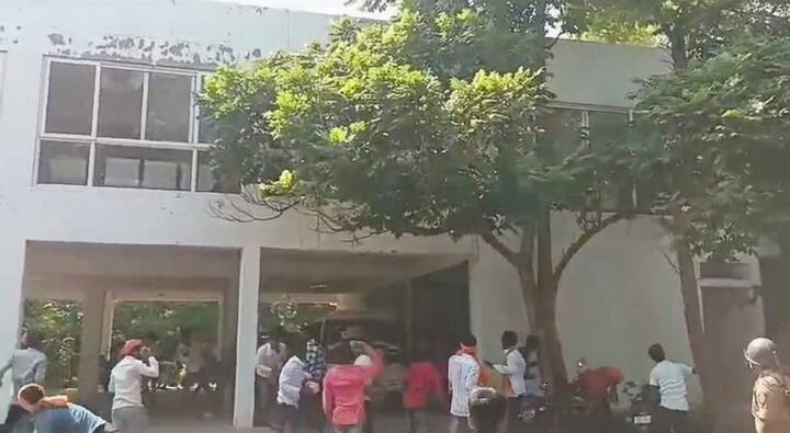 ऑडियो क्लिप में सोलंके को कथित तौर पर कहते हुए सुना जा सकता है कि ‘‘यह मुद्दा (मराठा आरक्षण की मांग और सरकार को इसके कार्यान्वयन के लिए 24 अक्टूबर तक 40 दिनों का अल्टीमेटम) बच्चों का खेल बन गया है.’’