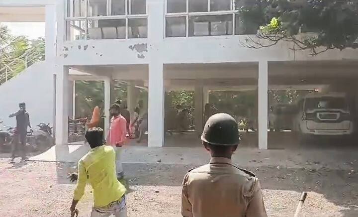 इस ऑडियो क्लिप में उन्होंने कथित तौर पर मराठा आरक्षण आंदोलन के बारे में टिप्पणी की थी और भूख हड़ताल कर रहे आरक्षण कार्यकर्ता मनोज जरांगे पर परोक्ष टिप्पणी की थी. सोलंके उपमुख्यमंत्री अजित पवार के नेतृत्व वाले एनसीपी गुट से हैं.