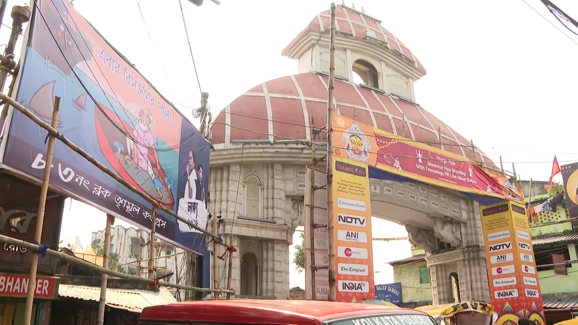 Kalighat Hoarding : কালীঘাটে তৃণমূলের হোর্ডিংয়ে ফুটো নৌকয় মোদির মতো দেখতে ব্যক্তি !