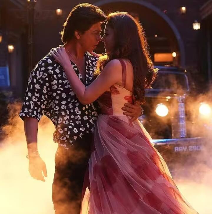 શાહરુખ ખાન અભિનીત ફિલ્મમાં રોમાન્સ કેવી રીતે ન હોઈ શકે ? શાહરૂખ ખાને આ એક્શન થ્રિલર ફિલ્મના ગીત 'ચલેયા તેરી ઓર'માં નયનતારા સાથે જબરદસ્ત રોમાન્સ કર્યો હતો. ગીતમાં બંનેની કેમેસ્ટ્રીએ લોકોના દિલ જીતી લીધા હતા.