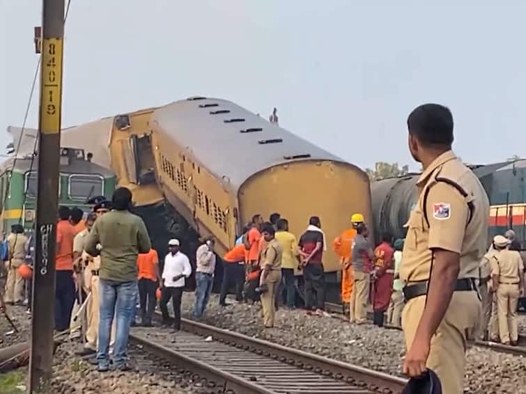 Kottavalasa Train Accident Seven bogies were crushed in the Kothavalasa train accident The death toll is rising Kottavalasa Train Accident: కొత్తవలస రైలు ప్రమాదంలో ఏడు బోగీలు నుజ్జునుజ్జు- వెలికితీస్తున్న కొద్ది బయటపడుతున్న మృతదేహాలు