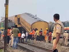 కొత్తవలస రైలు ప్రమాదంలో ఏడు బోగీలు నుజ్జునుజ్జు- వెలికితీస్తున్న కొద్ది బయటపడుతున్న మృతదేహాలు