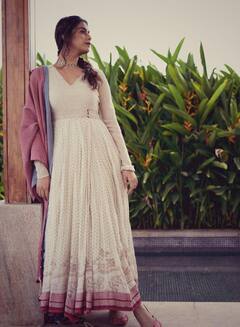 Diwali Outfit Ideas : இளம்பெண்களே.. தீபாவளிக்கு என்ன ட்ரெஸ் அணிவதென்று குழப்பமா..? இதோ சில அவுட்ஃபிட் ஐடியாக்கள்..!